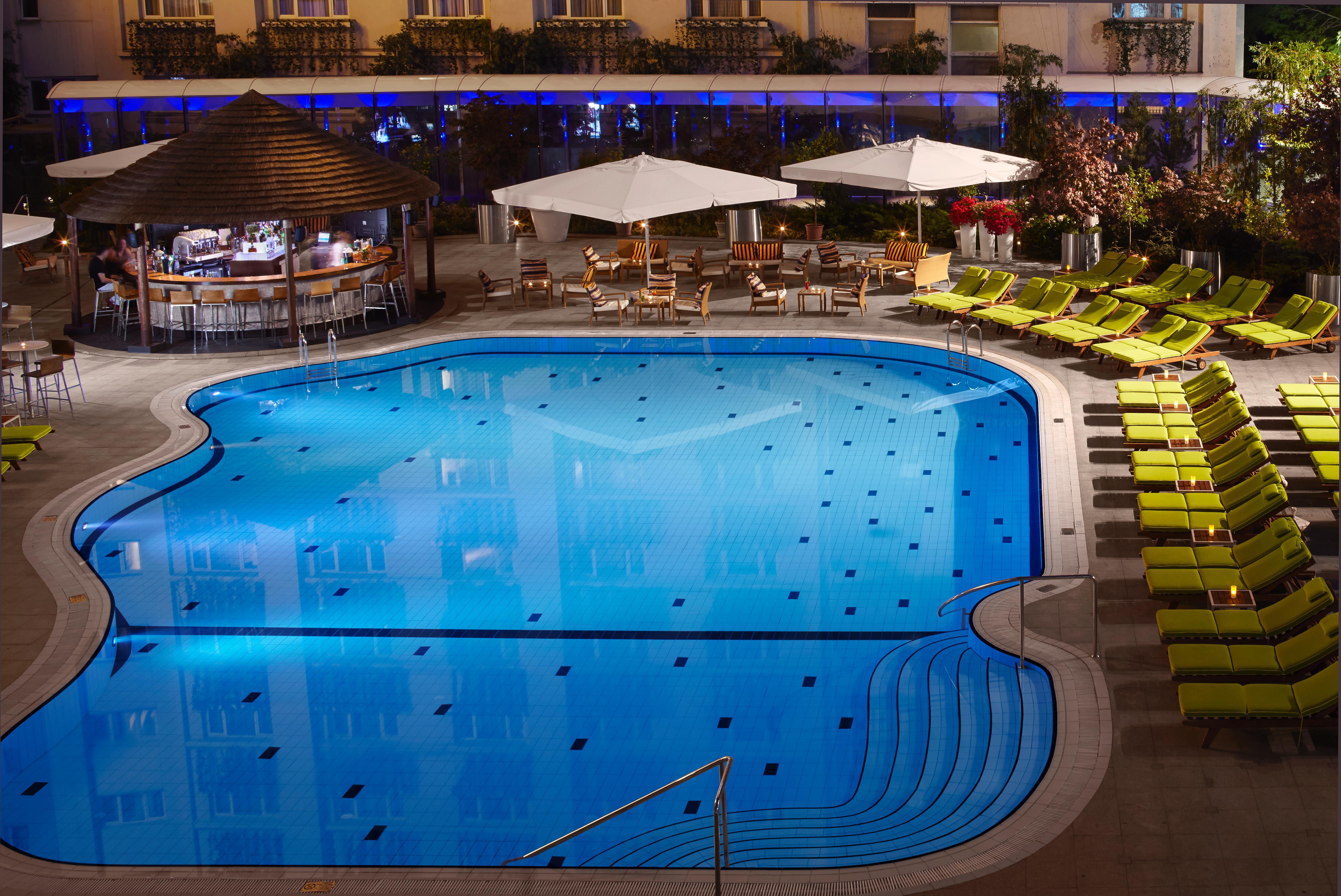 Radisson Blu Hotel Bucureşti Exterior foto The pool at the hotel