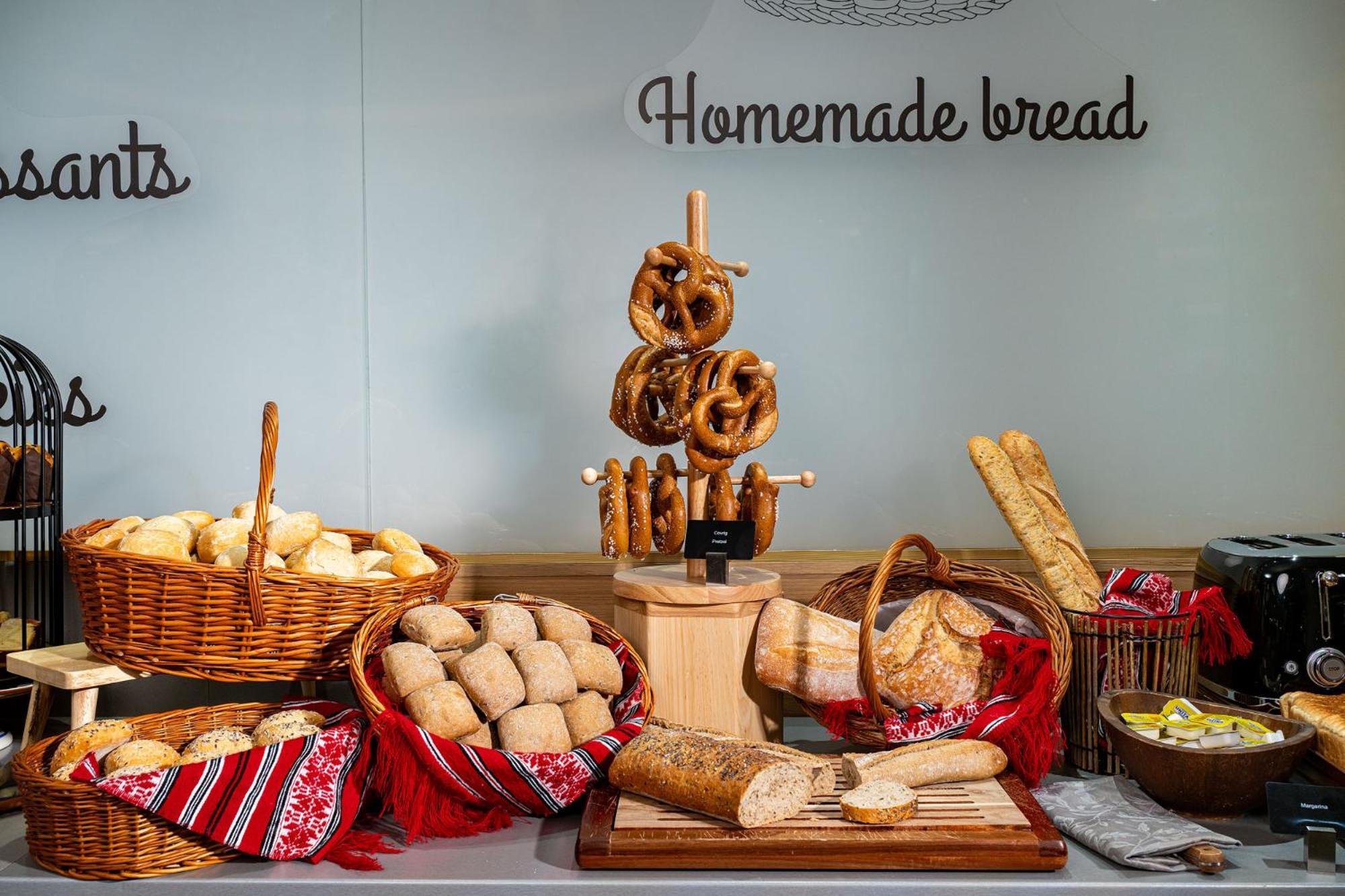 Radisson Blu Hotel Bucureşti Exterior foto Bread at a bakery