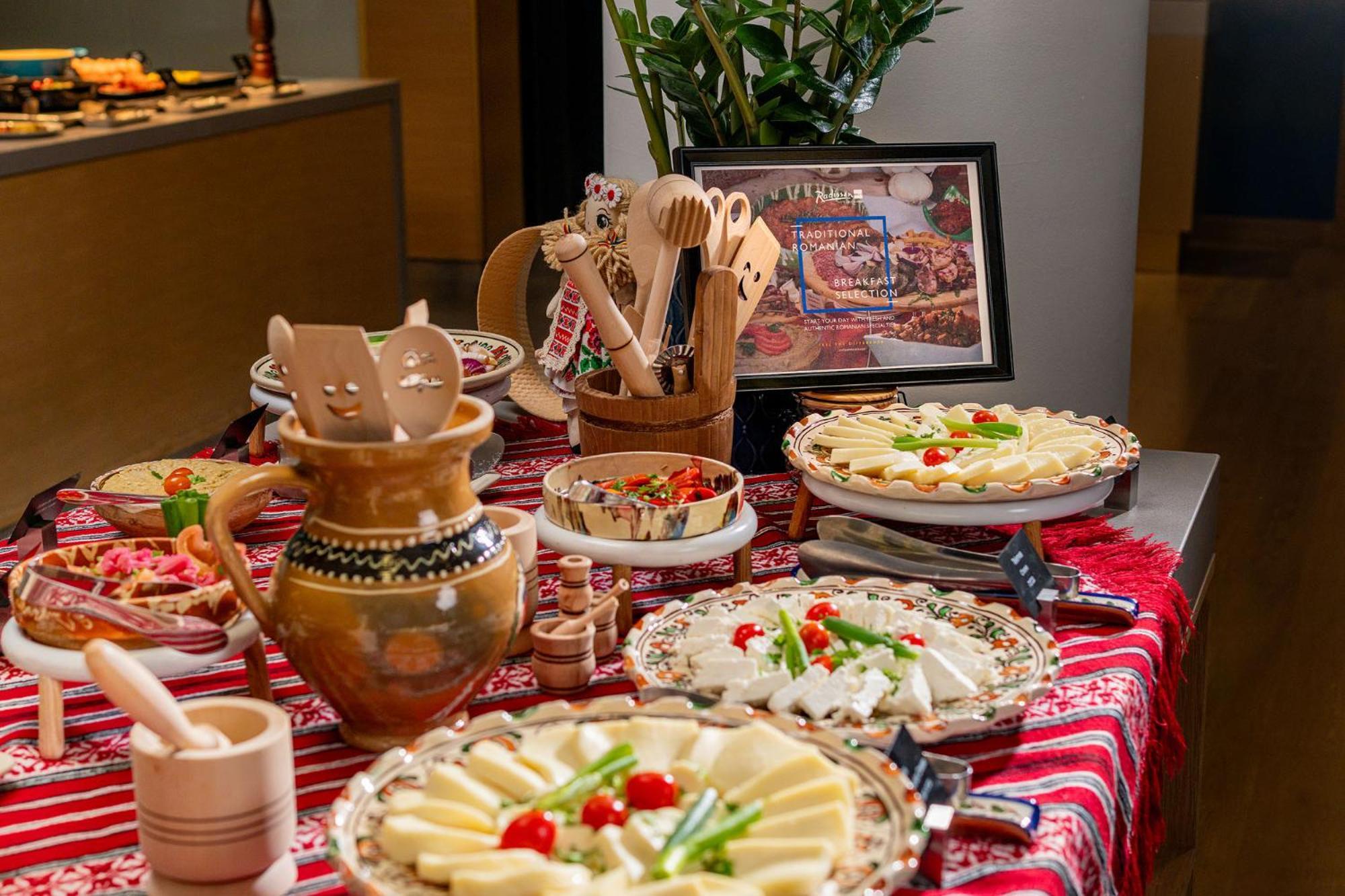 Radisson Blu Hotel Bucureşti Exterior foto A cheese platter