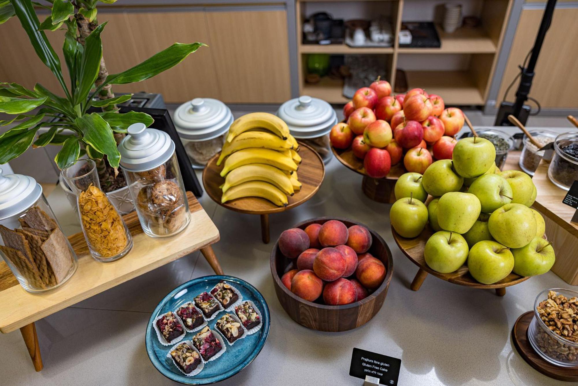 Radisson Blu Hotel Bucureşti Exterior foto Healthy snacks at a workplace