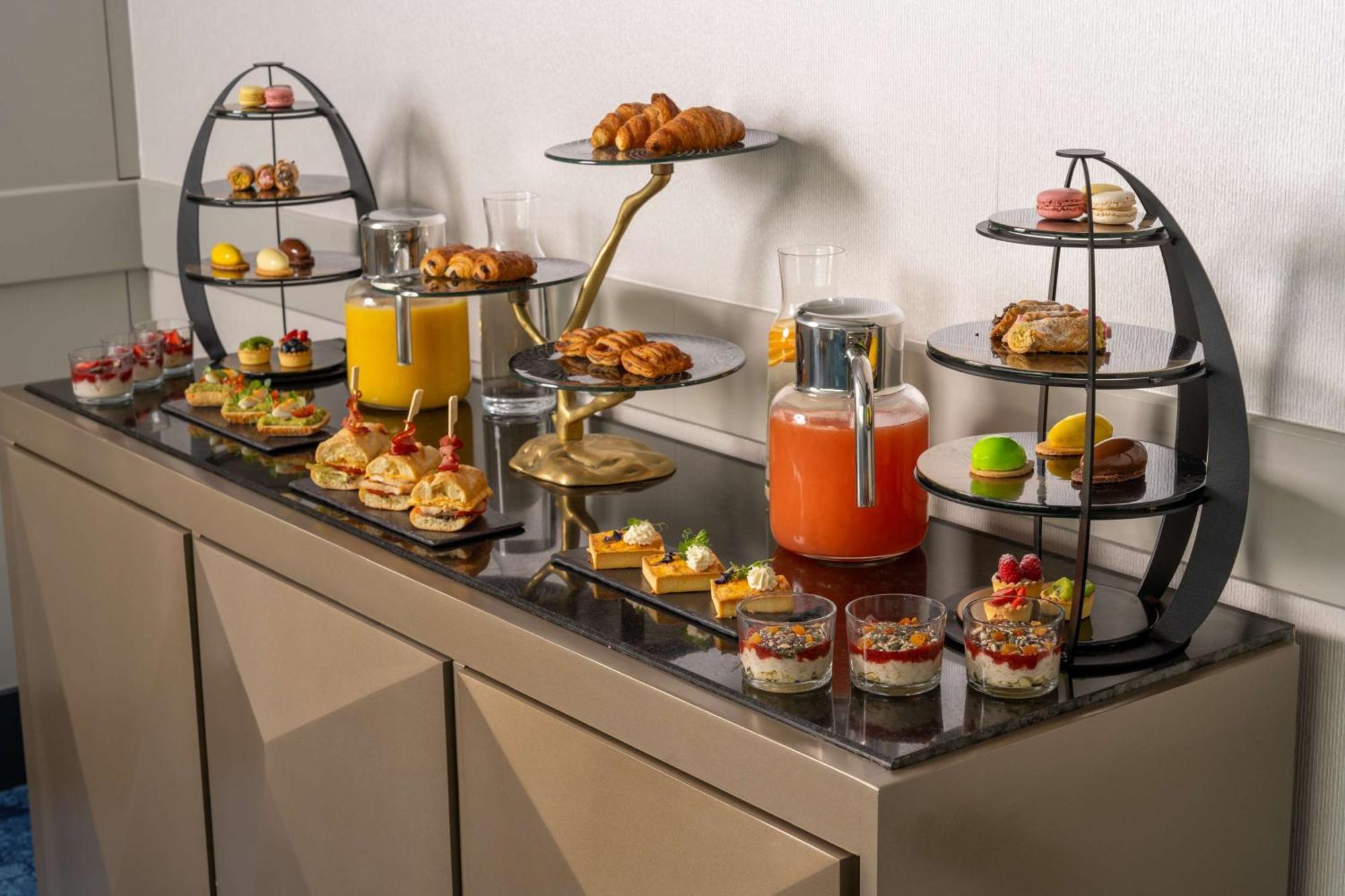Radisson Blu Hotel Bucureşti Exterior foto A buffet of desserts