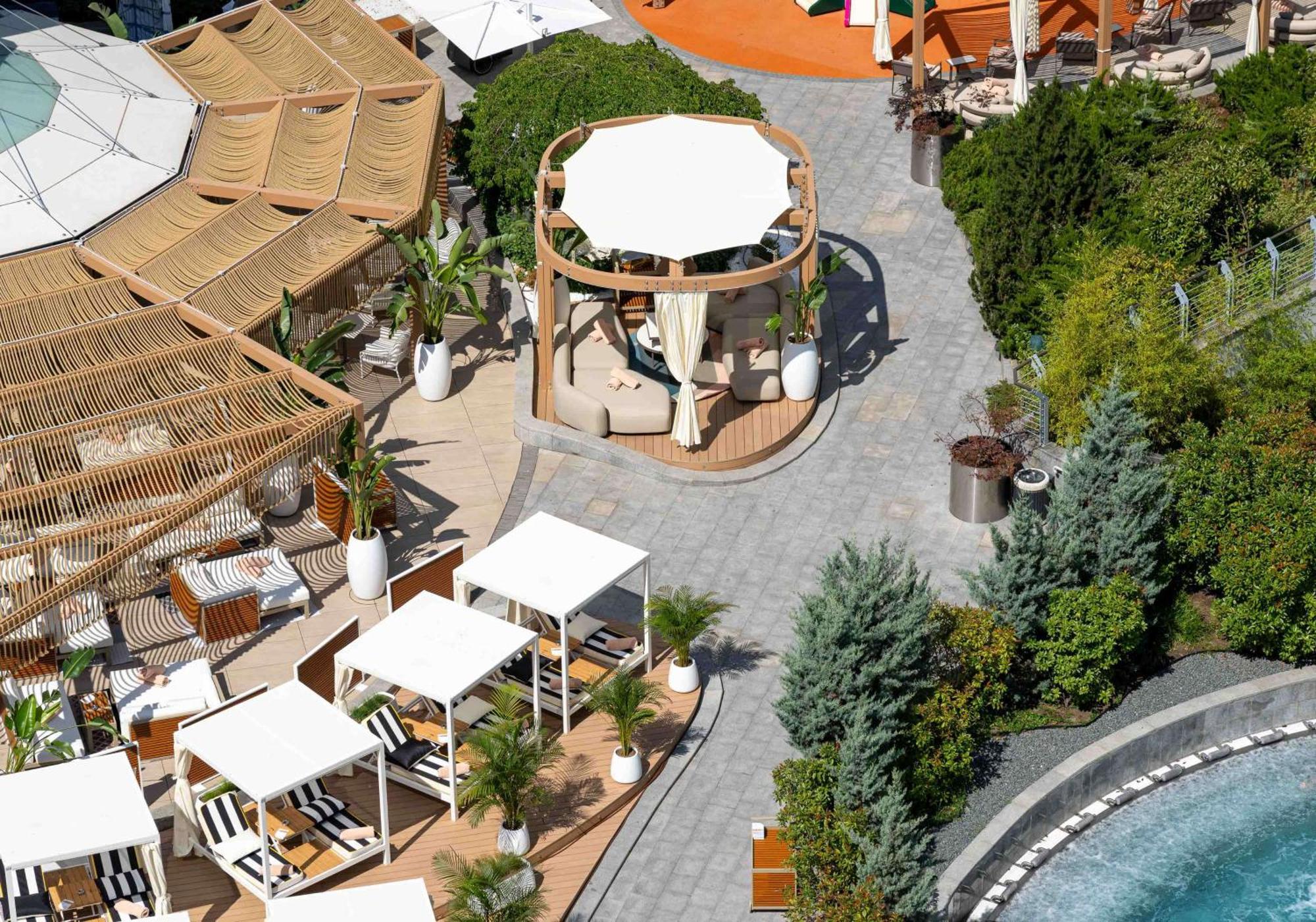 Radisson Blu Hotel Bucureşti Exterior foto The pool at the W