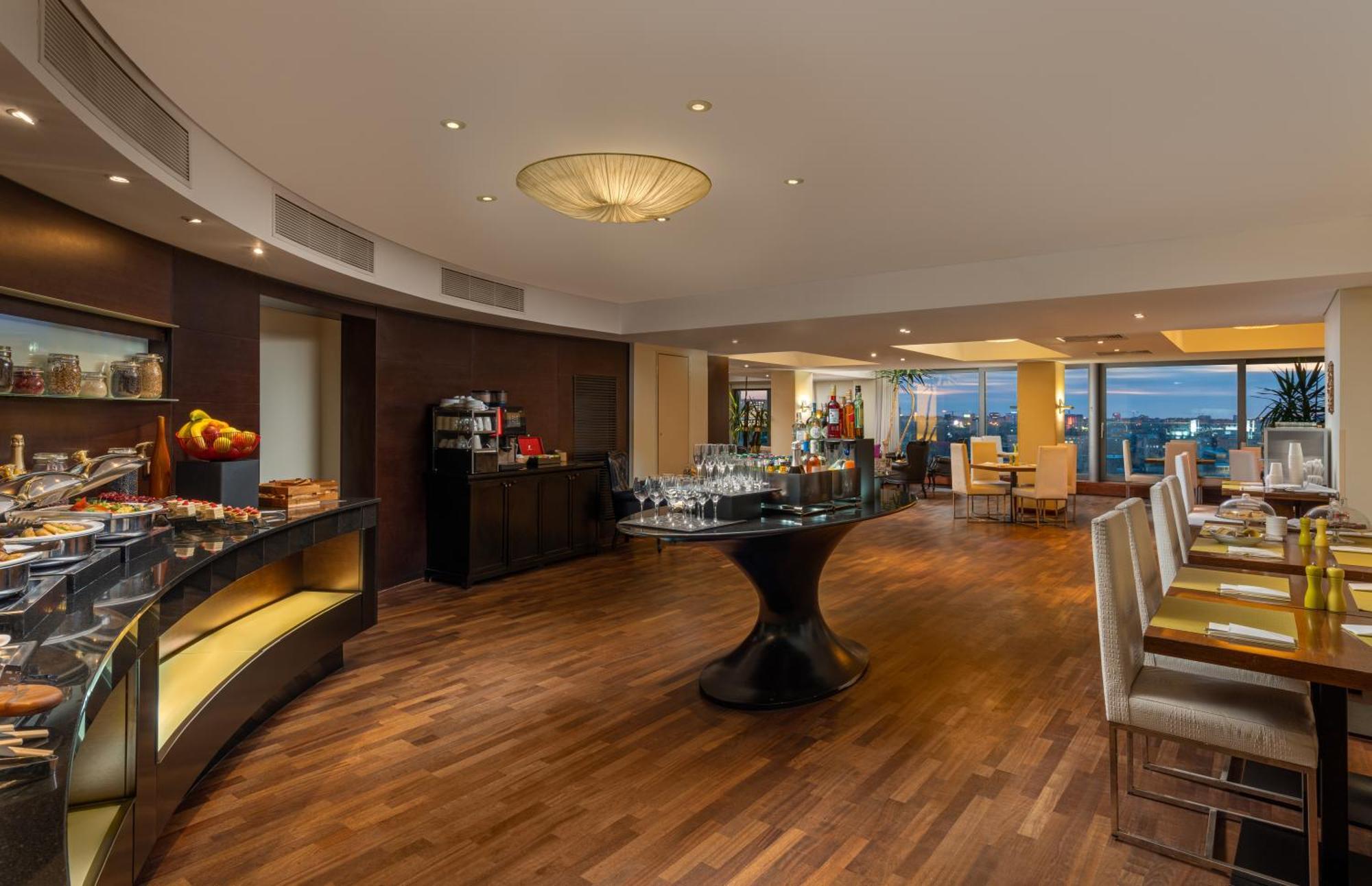 Radisson Blu Hotel Bucureşti Exterior foto Club Lounge at the 36th floor